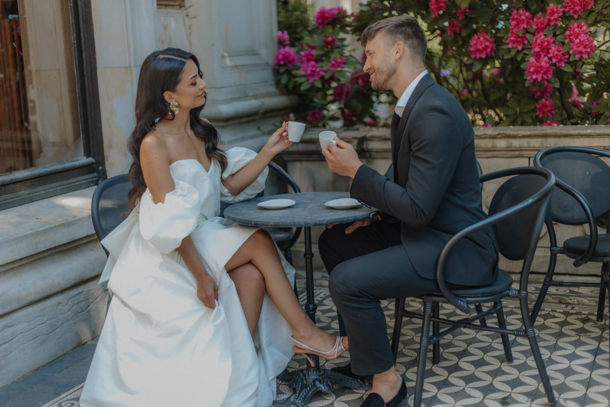 Hochzeitspaar trinkt Espresso